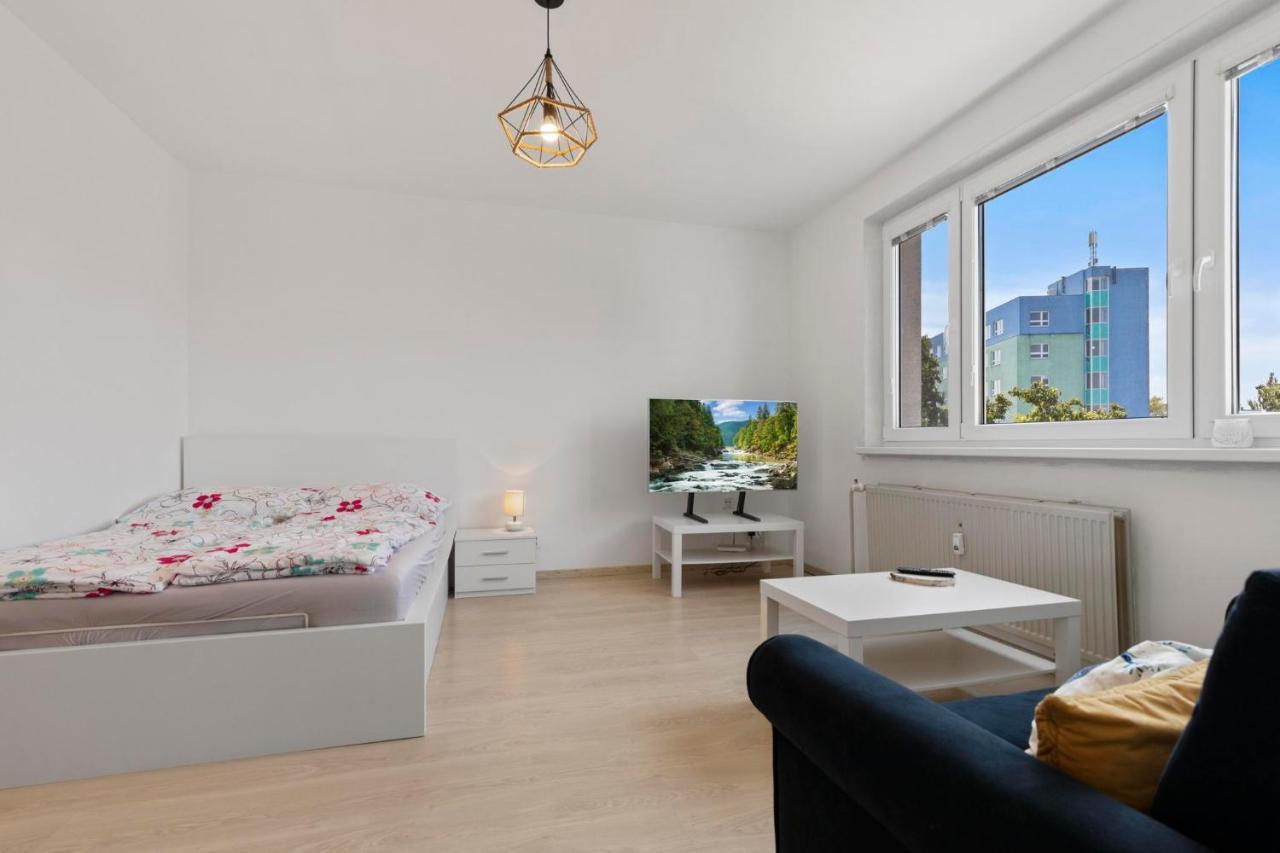 Apartment 20 Minutes From City Center W Netflix, Coffee Or Tea & Parking Bratislava Exterior photo